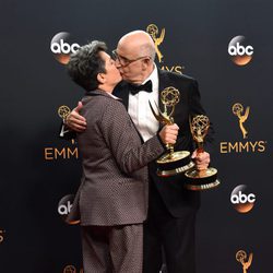 Jill Soloway y Jeffrey Tambor con sus premios de los Emmy 2016