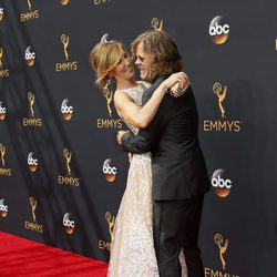 Felicity Huffman y  William H. Macy muy cariñosos en la alfombra roja de los Premios Emmy 2016