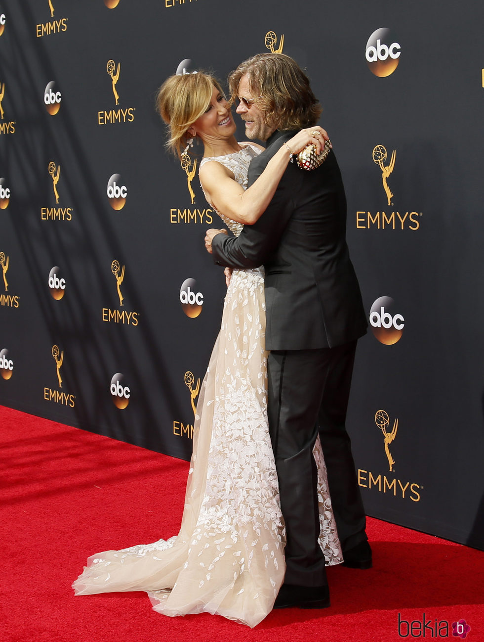 Felicity Huffman y  William H. Macy muy cariñosos en la alfombra roja de los Premios Emmy 2016