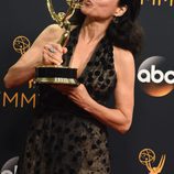 Julia Louis-Dreyfus emocionada al recoger su premio Emmy 2016