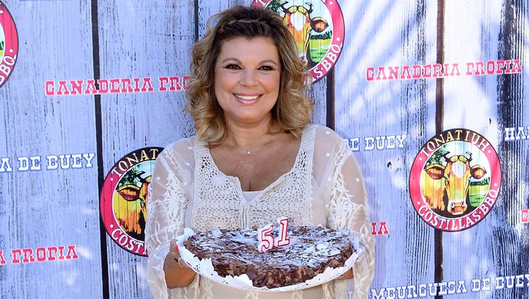 Terelu Campos con la tarta de su 51 cumpleaños