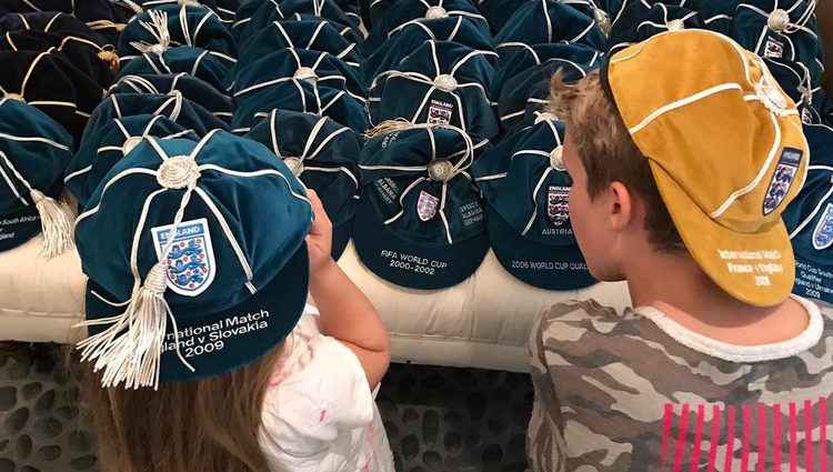 Harper y Cruz ayudando a David Beckham a ordenar su colección de gorras de la selección de Inglaterra