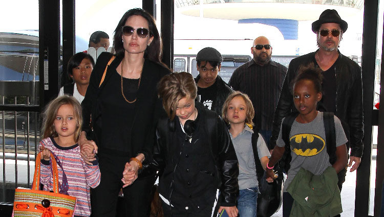 Brad Pitt y Angelina Jolie con sus hijos Maddox, Pax, Zahara, Shiloh, Vivienne y Knox en Los Ángeles