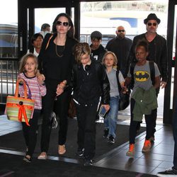 Brad Pitt y Angelina Jolie con sus hijos Maddox, Pax, Zahara, Shiloh, Vivienne y Knox en Los Ángeles