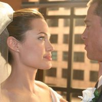Angelina Jolie y Brad Pitt celebrando el día de su boda