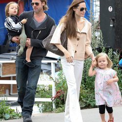 Brad Pitt y Angelina Jolie en Londres con Knox y Vivienne