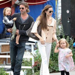 Brad Pitt y Angelina Jolie en Londres con Knox y Vivienne