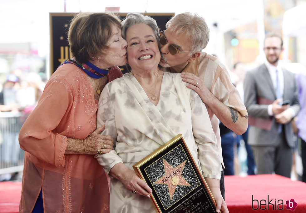 Kathy Bates es besada por Shirley MacLaine y Billy Bob Thornton