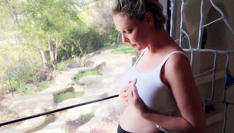 Katherine Heigl mostramdo su tripita  en su 19 semana de embarazo