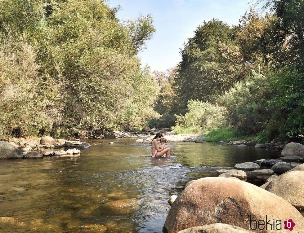 Raquel del Rosario bañándose en un río de California con su hijo Leo