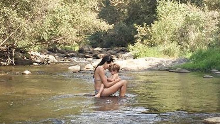 Raquel del Rosario bañándose en un río de California con su hijo Leo