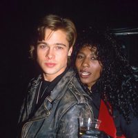 Brad Pitt con Sinitta a finales de los 80