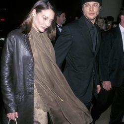Claire Forlani y Brad Pitt
