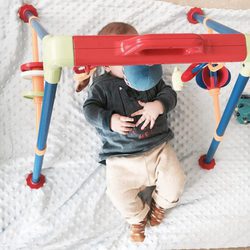 Lucas Casillas jugando con un gimnasio para bebés