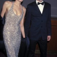 Angelina Jolie y Jonny Lee Miller en un evento