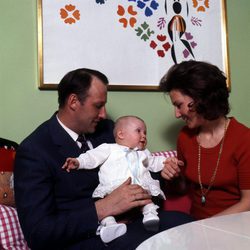 Marta Luisa de Noruega de bebé con sus padres Harald y Sonia de Noruega