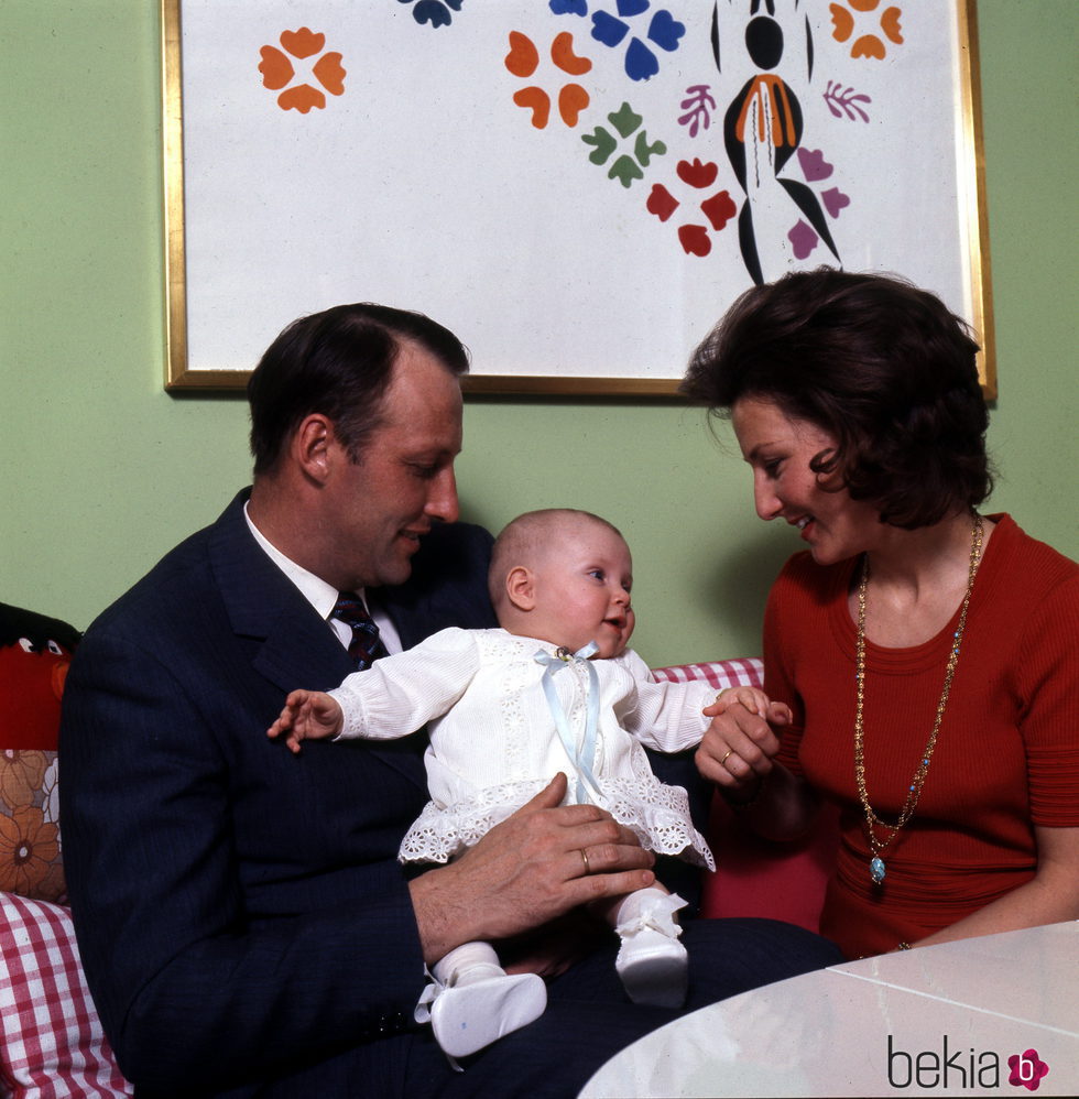 Marta Luisa de Noruega de bebé con sus padres Harald y Sonia de Noruega