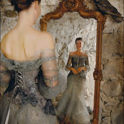 Marta Luisa de Noruega mirándose al espejo