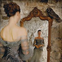 Marta Luisa de Noruega mirándose al espejo