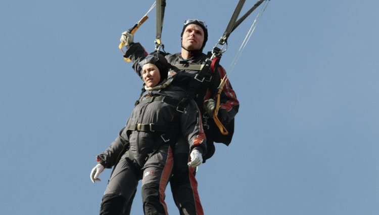 Marta Luisa de Noruega tirándose en paracaídas