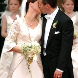 Marta Luisa de Noruega y Ari Behn besándose en su boda