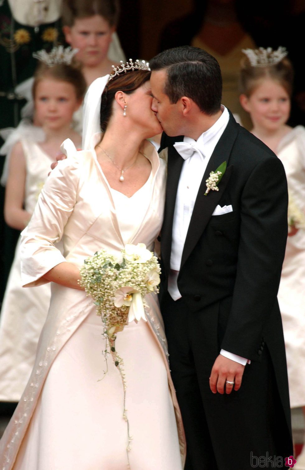 Marta Luisa de Noruega y Ari Behn besándose en su boda
