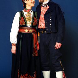 Marta Luisa de Noruega y Ari Behn con el traje típico noruego
