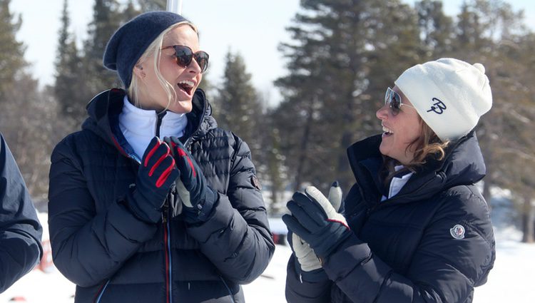 Mette-Marit de Noruega y su cuñada Marta Luisa de Noruega ríen divertidas