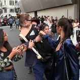 Gigi Hadid defendiéndose ante un atacante en Milán
