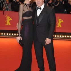 Josh Brolin y Kathryn Boyd en la premiere de 'Caesar!' en el Festival de Cine de Berlín 2015