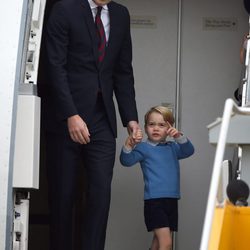 El Príncipe Jorge, de la mano de su padre el Príncipe Guillermo a su llegada a Canadá