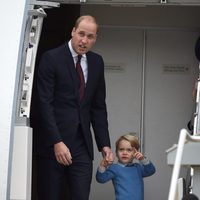 El Príncipe Jorge, de la mano de su padre el Príncipe Guillermo a su llegada a Canadá