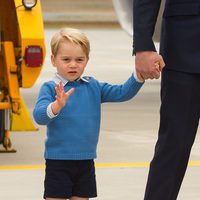 El Príncipe Jorge saluda a su llegada a su primer viaje oficial a Canadá