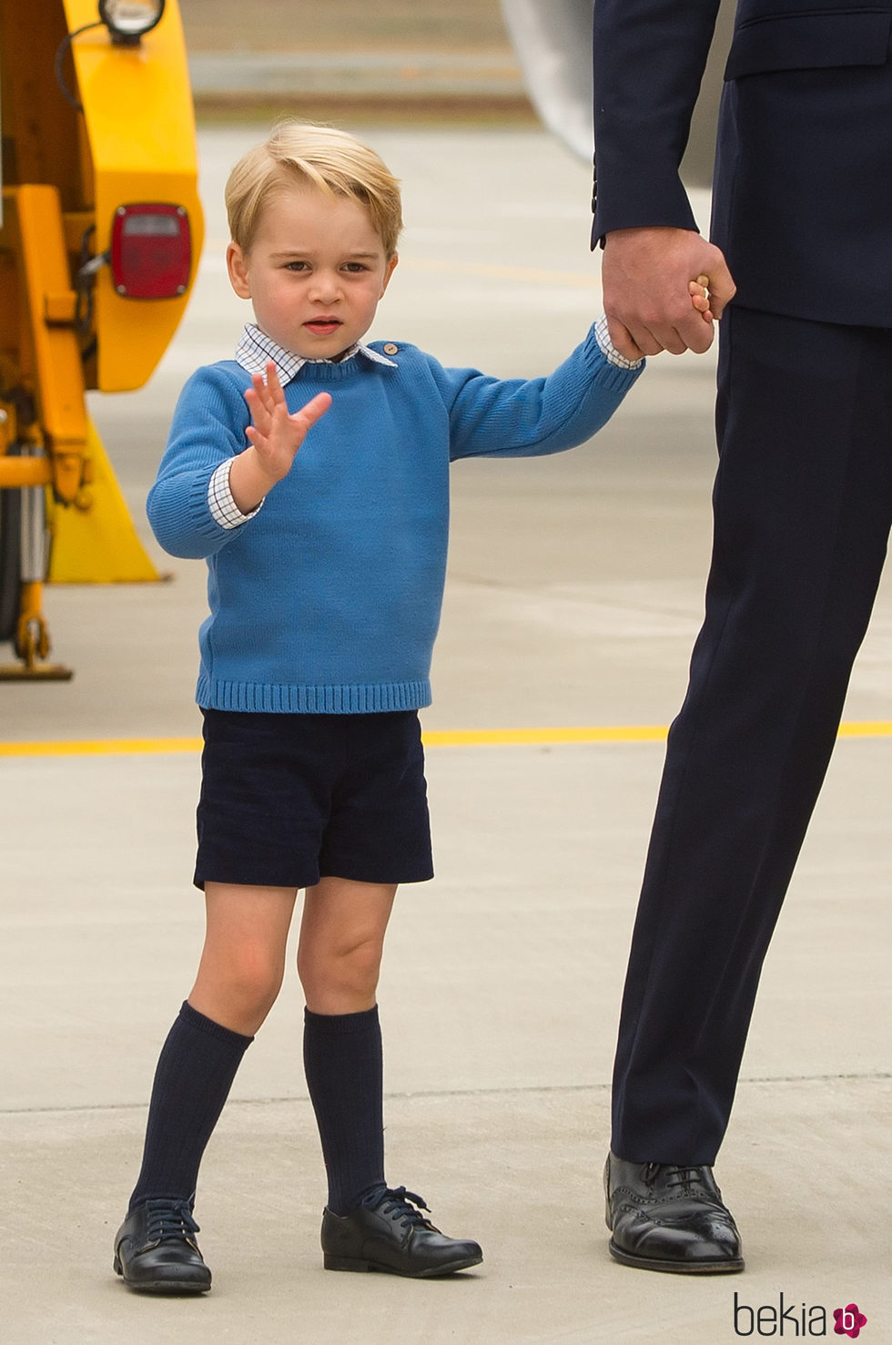 El Príncipe Jorge saluda a su llegada a su primer viaje oficial a Canadá