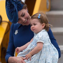 Kate Middleton mira con cariño a la Princesa Carlota a su llegada a Canadá