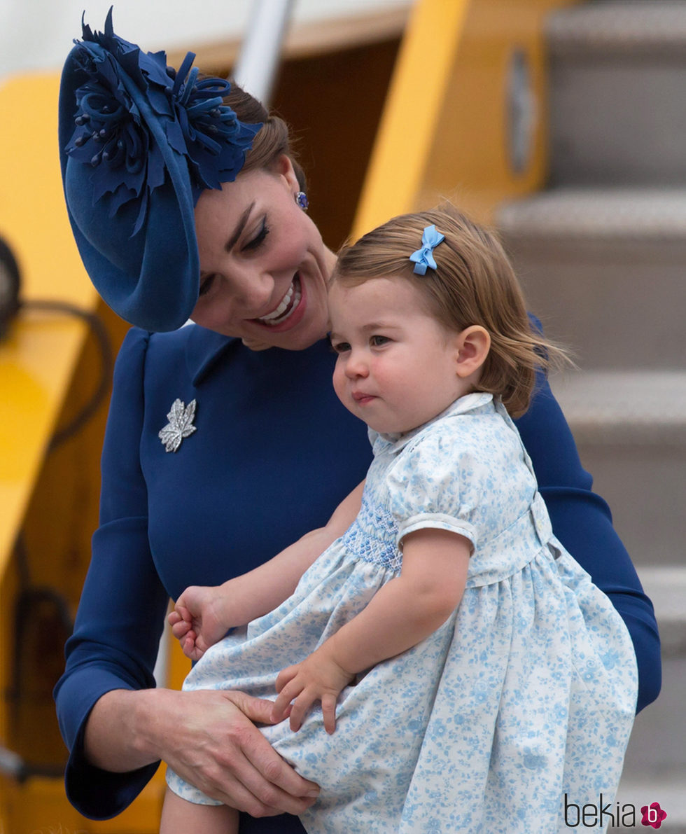 Kate Middleton mira con cariño a la Princesa Carlota a su llegada a Canadá