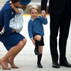 El Príncipe Jorge, muy sonriente a su llegada a Canadá para un viaje oficial