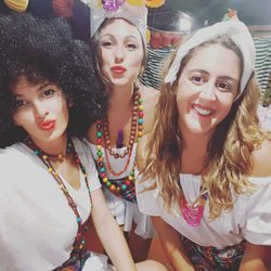 Irene Rosales con sus amigas en su despedida de soltera disfrazadas de mamachichos
