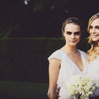 Cara con su hermana Poppy el día de su boda