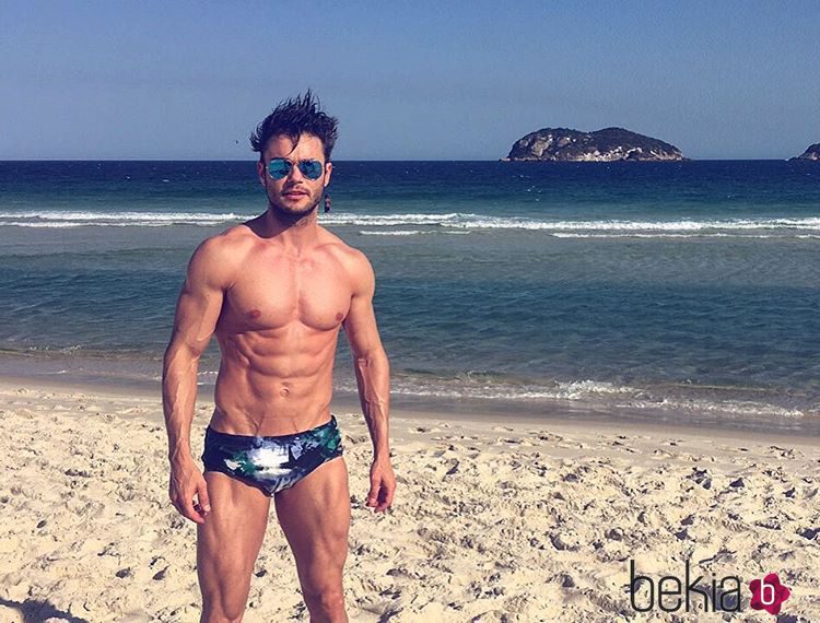 Amadeo Leandro luciendo abdominales en la playa
