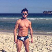 Amadeo Leandro luciendo abdominales en la playa