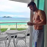 Amadeo Leandro posa sin camiseta en una terraza con vistas a la playa