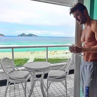 Amadeo Leandro posa sin camiseta en una terraza con vistas a la playa