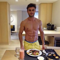 Amadeo Leandro posando sin camiseta y enseñando el tipo de dieta que lleva