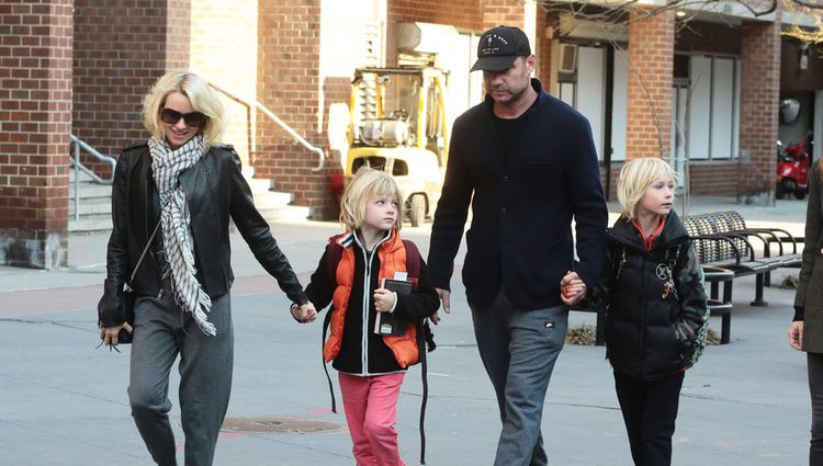 Naomi Watts y Liev Schreiber con sus hijos Sasha y Samuel en Nueva York