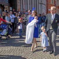 El príncipe Carlos de Borbón y Parma y la princesa Ana María con Carlos, Cecilia y Luisa en el bautizo de su hijo Carlos