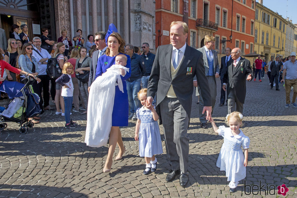 El príncipe Carlos de Borbón y Parma y la princesa Ana María con Carlos, Cecilia y Luisa en el bautizo de su hijo Carlos