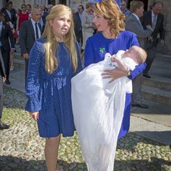 La princesa Amalia de Holanda y la princesa Ana María de Borbón y Parma con el príncipe Carlos de Borbón y Parma en su bautizo