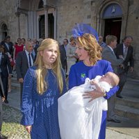 La princesa Amalia de Holanda y la princesa Ana María de Borbón y Parma con el príncipe Carlos de Borbón y Parma en su bautizo