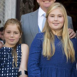 El rey Guillermo Alejandro de Holanda con sus hijas las princesas Amalia y Alexia en el bautizo de Carlos de Borbón y Parma